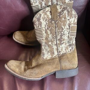 Ariat Kids Boots in Brown and Tan